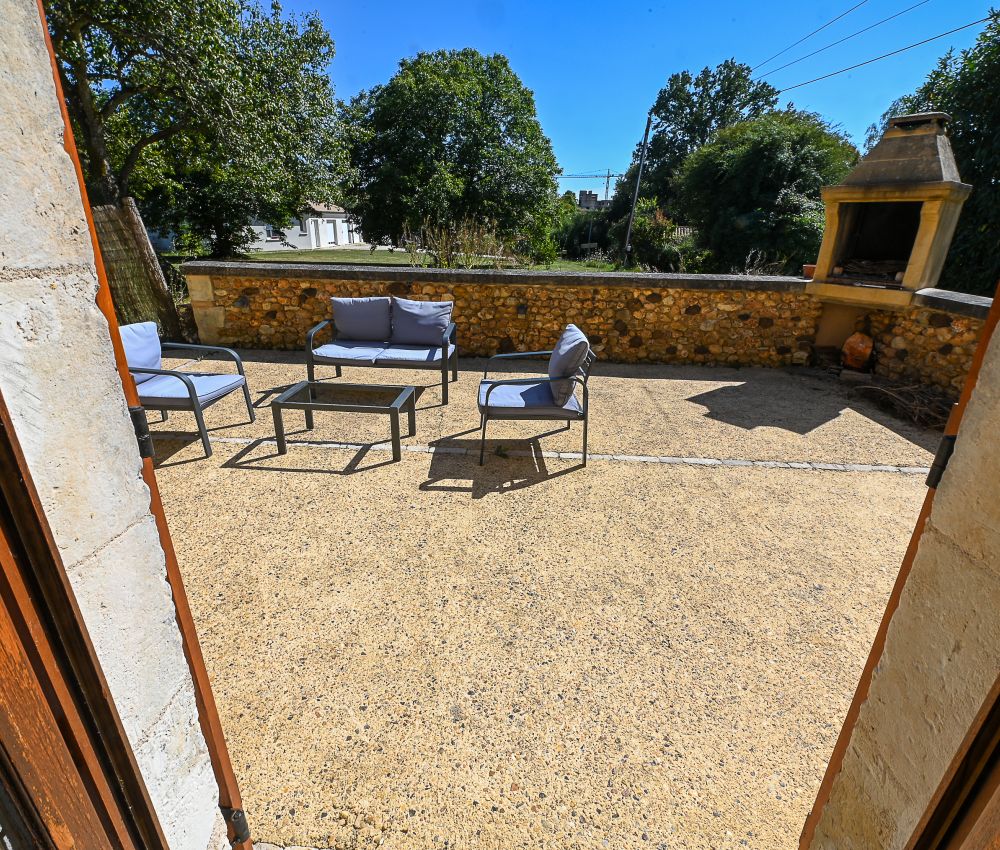 Une terrasse du domaine pour profiter des moments partagés en plein air
